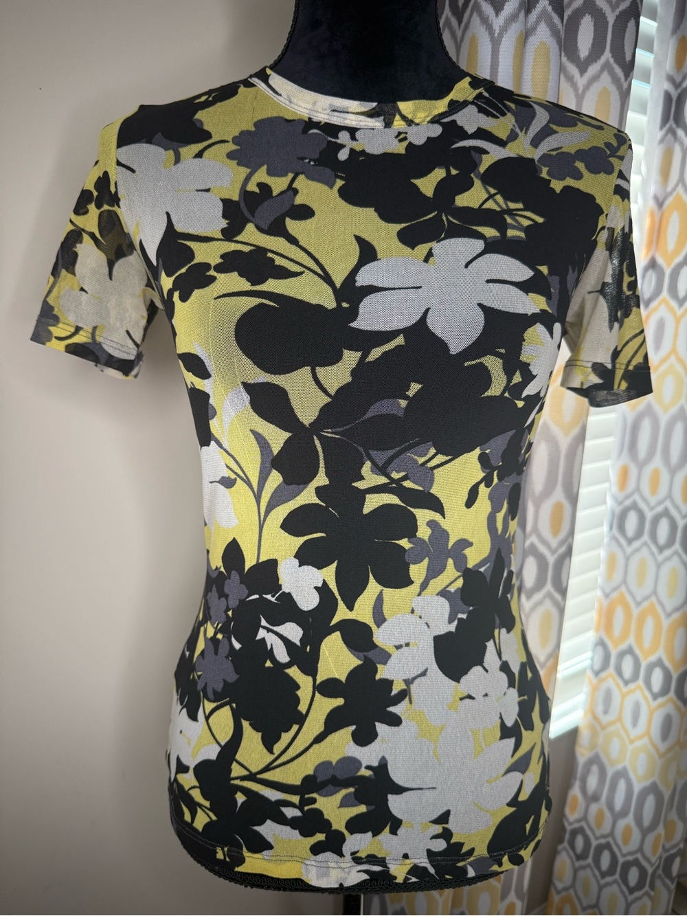 Karen Kane Short Sleeve Floral Crewneck Top in Yellow, Black and Gray - Small
